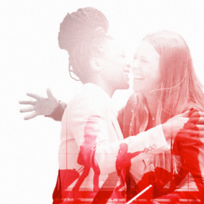 Imagen Promocional de FITUR 2022 - Dos chicas abrazándose